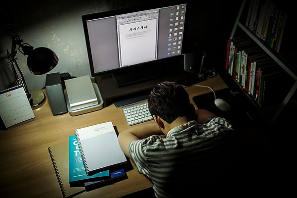 포토 JPG 남자 엎드리기 실내 한명 20대 성인 책 컴퓨터 공책 한국인 책상 공부방 취업준비생 자기소개서 성인남자한명만 국내포토 1 가구 모션 문구용품 사람 동양인 청년 내부 전자제품 구직 자기소개 남자한명만 성인남자만 파일형식