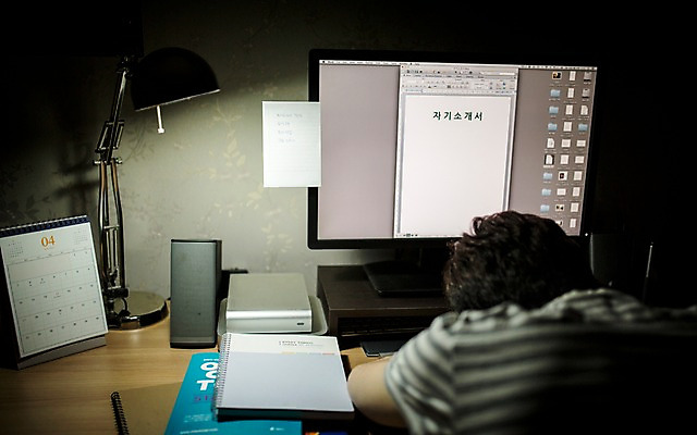 포토 JPG 남자 엎드리기 실내 한명 20대 성인 책 컴퓨터 공책 한국인 스탠드 책상 공부방 취업준비생 자기소개서 탁상달력 성인남자한명만 국내포토 1 가구 모션 문구용품 조명 사람 동양인 청년 내부 전자제품 구직 달력 자기소개 남자한명만 성인남자만 파일형식