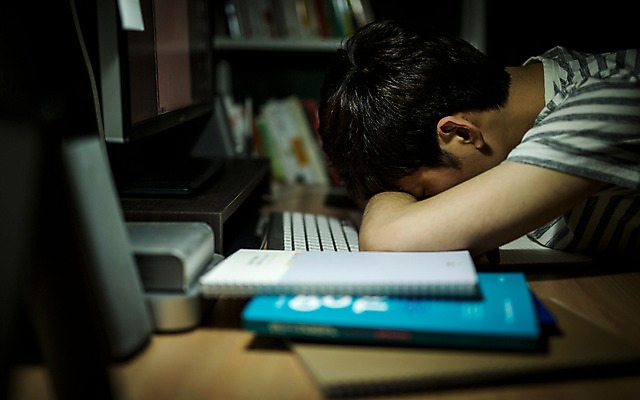 포토 JPG 남자 엎드리기 실내 한명 20대 성인 책 컴퓨터 공책 한국인 책상 공부방 취업준비생 성인남자한명만 국내포토 1 가구 모션 문구용품 사람 동양인 청년 내부 전자제품 구직 남자한명만 성인남자만 파일형식