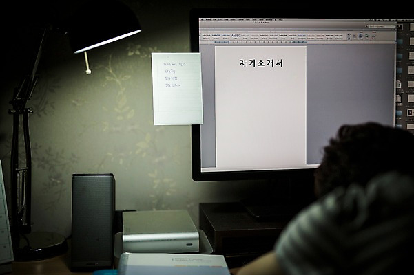 포토 JPG 남자 엎드리기 실내 한명 20대 성인 컴퓨터 한국인 스탠드 책상 공부방 취업준비생 자기소개서 성인남자한명만 국내포토 1 가구 모션 조명 사람 동양인 청년 내부 전자제품 구직 자기소개 남자한명만 성인남자만 파일형식