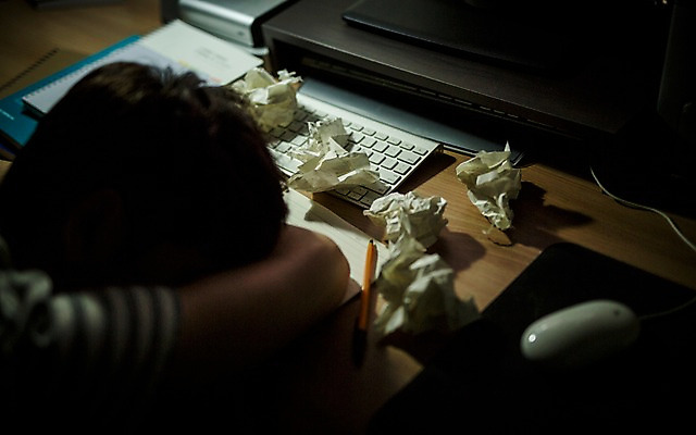 포토 JPG 남자 엎드리기 실내 한명 20대 성인 책 컴퓨터 볼펜 한국인 책상 공부방 취업준비생 종이뭉치 성인남자한명만 국내포토 1 종이 가구 모션 사람 동양인 청년 내부 전자제품 펜 구직 뭉치 남자한명만 성인남자만 파일형식