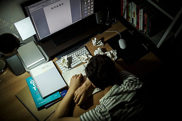 포토 JPG 남자 엎드리기 실내 한명 20대 성인 책 컴퓨터 한국인 책상 공부방 취업준비생 종이뭉치 성인남자한명만 국내포토 1 종이 가구 모션 사람 동양인 청년 내부 전자제품 구직 뭉치 남자한명만 성인남자만 파일형식