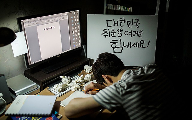 포토 JPG 배너 남자 엎드리기 응원 사각프레임 프레임 광고판 알림판 실내 한명 20대 성인 책 컴퓨터 한국인 책상 공부방 취업준비생 종이뭉치 성인남자한명만 국내포토 1 종이 가구 모션 사람 동양인 청년 내부 전자제품 사각형 구직 판 뭉치 남자한명만 성인남자만 파일형식