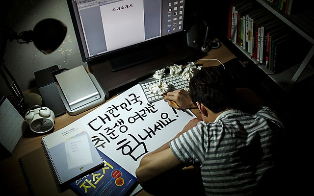 포토 JPG 배너 남자 엎드리기 응원 사각프레임 프레임 광고판 알림판 실내 한명 들기 20대 성인 책 컴퓨터 한국인 책상 공부방 취업준비생 종이뭉치 성인남자한명만 국내포토 1 종이 가구 모션 사람 동양인 청년 내부 전자제품 사각형 구직 판 뭉치 남자한명만 성인남자만 파일형식