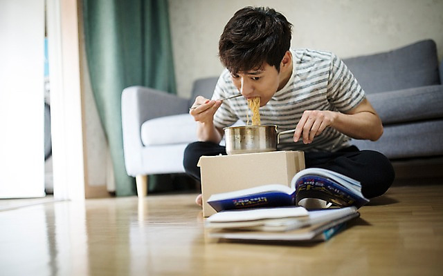 포토 JPG 남자 거실 실내 한명 20대 성인 책 소파 한국인 라면 냄비 종이상자 먹기 취업준비생 성인남자한명만 국내포토 1 음식 의자 모션 사람 동양인 청년 내부 상자 구직 면류 솥 남자한명만 성인남자만 파일형식
