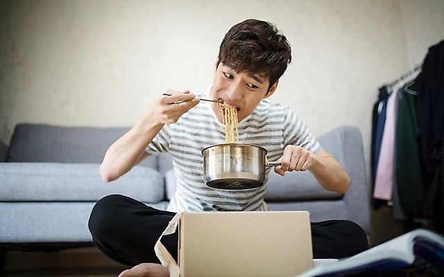 포토 JPG 남자 거실 실내 한명 20대 성인 책 소파 한국인 라면 냄비 종이상자 먹기 취업준비생 성인남자한명만 국내포토 1 음식 의자 모션 사람 동양인 청년 내부 상자 구직 면류 솥 남자한명만 성인남자만 파일형식