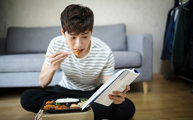 포토 JPG 남자 거실 실내 한명 20대 성인 소파 한국인 먹기 도시락 취업준비생 성인남자한명만 국내포토 1 음식 의자 모션 사람 동양인 청년 내부 구직 남자한명만 성인남자만 파일형식
