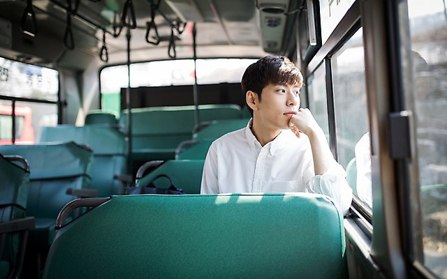 포토 JPG 주간 남자 버스 한명 20대 성인 턱괴기 한국인 취업준비생 성인남자한명만 국내포토 자연요소 1 육상교통 모션 대중교통 사람 동양인 청년 구직 남자한명만 성인남자만 파일형식