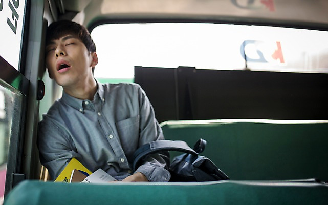 포토 JPG 주간 남자 버스 한명 20대 성인 한국인 졸음 취업준비생 성인남자한명만 국내포토 자연요소 1 감정 육상교통 대중교통 사람 동양인 청년 구직 남자한명만 성인남자만 파일형식