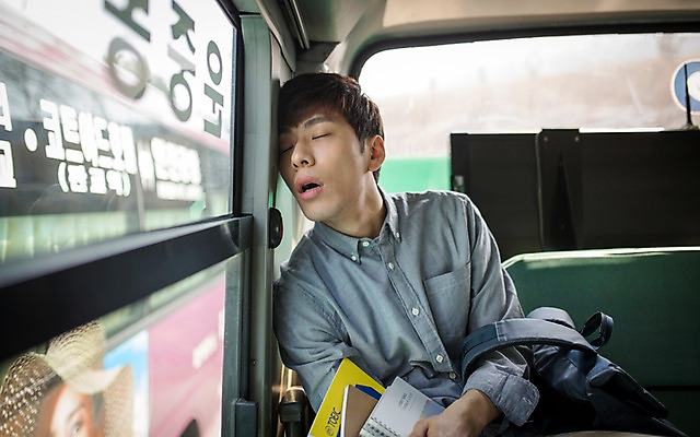 포토 JPG 주간 남자 버스 한명 20대 성인 한국인 졸음 취업준비생 성인남자한명만 국내포토 자연요소 1 감정 육상교통 대중교통 사람 동양인 청년 구직 남자한명만 성인남자만 파일형식