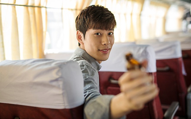 포토 JPG 주간 남자 버스 한명 20대 성인 아웃포커스 한국인 취업준비생 자양강장제 성인남자한명만 국내포토 자연요소 1 육상교통 대중교통 촬영기법 사람 동양인 청년 구직 남자한명만 성인남자만 파일형식 자양식품