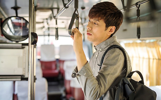 포토 JPG 주간 남자 버스 한명 20대 성인 한국인 취업준비생 버스손잡이 성인남자한명만 국내포토 자연요소 1 육상교통 대중교통 손잡이 사람 동양인 청년 구직 남자한명만 성인남자만 파일형식