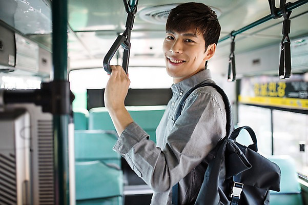포토 JPG 주간 남자 버스 한명 미소 20대 성인 한국인 취업준비생 버스손잡이 성인남자한명만 국내포토 자연요소 1 육상교통 대중교통 표정 손잡이 사람 동양인 청년 구직 남자한명만 성인남자만 파일형식