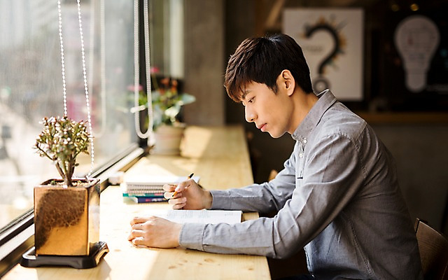 포토 JPG 남자 화분 실내 한명 20대 성인 카페 한국인 창가 취업준비생 안식처 성인남자한명만 국내포토 1 창문 휴식 사람 동양인 청년 내부 상점 구직 남자한명만 성인남자만 파일형식