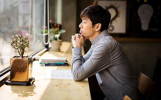 포토 JPG 남자 화분 실내 한명 20대 성인 턱괴기 카페 한국인 창가 취업준비생 성인남자한명만 국내포토 1 창문 모션 사람 동양인 청년 내부 상점 구직 남자한명만 성인남자만 파일형식