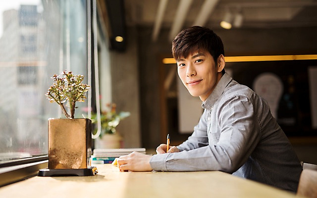 포토 JPG 남자 화분 실내 한명 20대 성인 카페 한국인 창가 취업준비생 성인남자한명만 국내포토 1 창문 사람 동양인 청년 내부 상점 구직 남자한명만 성인남자만 파일형식