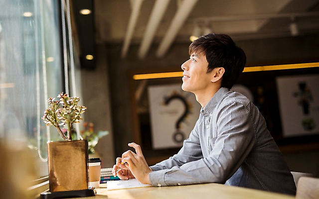 포토 JPG 남자 화분 실내 한명 20대 성인 카페 한국인 창가 취업준비생 안식처 성인남자한명만 국내포토 1 창문 휴식 사람 동양인 청년 내부 상점 구직 남자한명만 성인남자만 파일형식