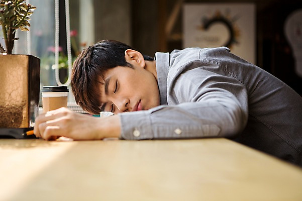 포토 JPG 남자 화분 엎드리기 실내 한명 20대 성인 카페 한국인 잠 창가 취업준비생 성인남자한명만 국내포토 1 창문 모션 사람 동양인 청년 내부 상점 구직 남자한명만 성인남자만 파일형식