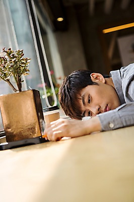 포토 JPG 남자 화분 엎드리기 실내 한명 20대 성인 카페 한국인 창가 취업준비생 안식처 성인남자한명만 국내포토 1 창문 모션 휴식 사람 동양인 청년 내부 상점 구직 남자한명만 성인남자만 파일형식