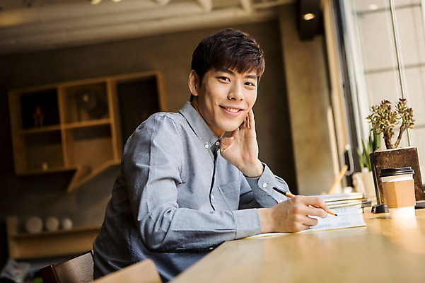 포토 JPG 남자 화분 실내 한명 미소 20대 성인 턱괴기 카페 한국인 창가 취업준비생 테이크아웃컵 성인남자한명만 국내포토 1 창문 모션 표정 사람 동양인 청년 내부 컵 상점 구직 남자한명만 성인남자만 파일형식