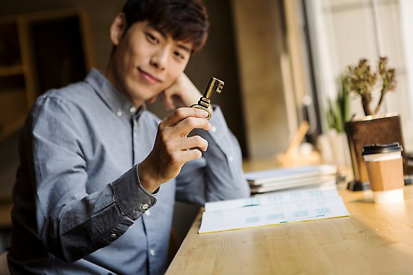 포토 JPG 남자 화분 열쇠 실내 한명 20대 성인 아웃포커스 턱괴기 카페 한국인 창가 취업준비생 테이크아웃컵 성인남자한명만 국내포토 1 창문 모션 촬영기법 사람 동양인 청년 내부 컵 상점 구직 남자한명만 성인남자만 파일형식