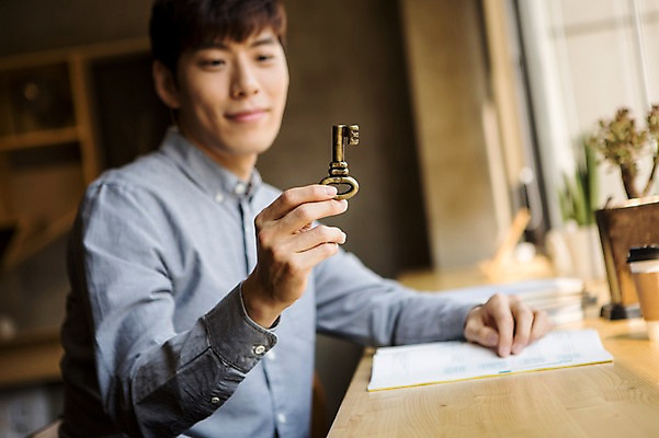 포토 JPG 남자 화분 열쇠 실내 한명 20대 성인 아웃포커스 카페 한국인 창가 취업준비생 성인남자한명만 국내포토 1 창문 촬영기법 사람 동양인 청년 내부 상점 구직 남자한명만 성인남자만 파일형식