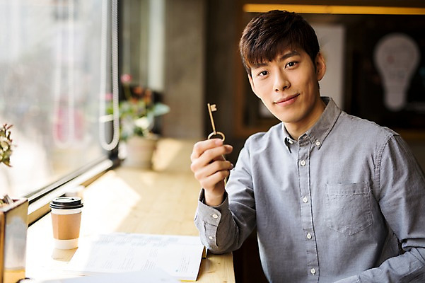 포토 JPG 남자 화분 열쇠 실내 한명 20대 성인 카페 한국인 창가 취업준비생 안식처 테이크아웃컵 성인남자한명만 국내포토 1 창문 휴식 사람 동양인 청년 내부 컵 상점 구직 남자한명만 성인남자만 파일형식