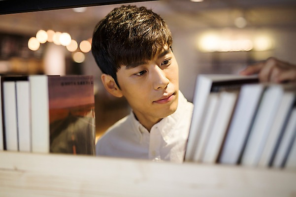 포토 JPG 남자 책장 실내 한명 20대 성인 책 독서 카페 한국인 취업준비생 성인남자한명만 국내포토 1 가구 사람 동양인 청년 내부 상점 구직 남자한명만 성인남자만 파일형식