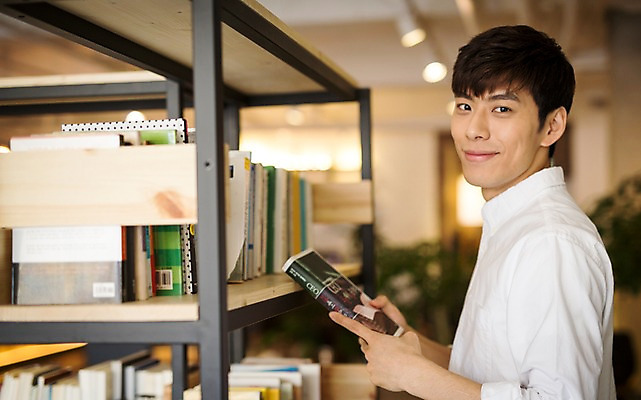 포토 JPG 남자 책장 실내 한명 20대 성인 책 독서 카페 한국인 취업준비생 성인남자한명만 국내포토 1 가구 사람 동양인 청년 내부 상점 구직 남자한명만 성인남자만 파일형식