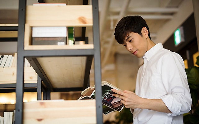 포토 JPG 남자 책장 실내 한명 20대 성인 책 독서 카페 한국인 취업준비생 성인남자한명만 국내포토 1 가구 사람 동양인 청년 내부 상점 구직 남자한명만 성인남자만 파일형식