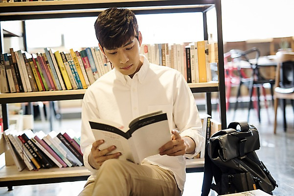 포토 JPG 남자 책장 실내 한명 20대 성인 책 독서 카페 한국인 취업준비생 성인남자한명만 국내포토 1 가구 사람 동양인 청년 내부 상점 구직 남자한명만 성인남자만 파일형식