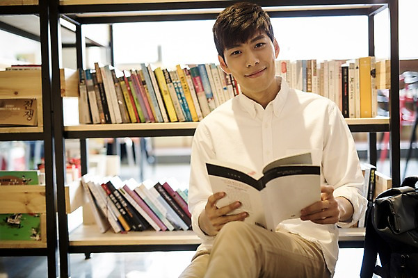 포토 JPG 남자 책장 실내 한명 20대 성인 책 독서 카페 한국인 취업준비생 성인남자한명만 국내포토 1 가구 사람 동양인 청년 내부 상점 구직 남자한명만 성인남자만 파일형식