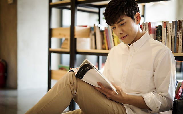 포토 JPG 남자 책장 실내 한명 20대 성인 책 독서 카페 한국인 취업준비생 성인남자한명만 국내포토 1 가구 사람 동양인 청년 내부 상점 구직 남자한명만 성인남자만 파일형식