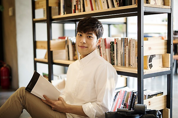 포토 JPG 남자 책장 실내 한명 20대 성인 책 독서 카페 한국인 취업준비생 성인남자한명만 국내포토 1 가구 사람 동양인 청년 내부 상점 구직 남자한명만 성인남자만 파일형식