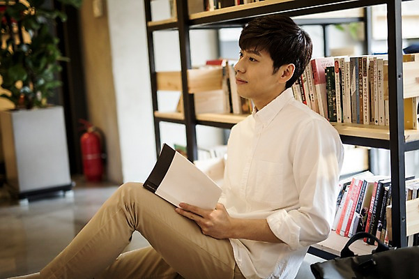 포토 JPG 남자 책장 실내 한명 20대 성인 책 독서 카페 한국인 취업준비생 성인남자한명만 국내포토 1 가구 사람 동양인 청년 내부 상점 구직 남자한명만 성인남자만 파일형식