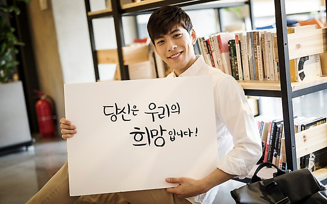 포토 JPG 배너 남자 응원 책장 사각프레임 프레임 광고판 알림판 실내 한명 미소 들기 20대 성인 책 카페 한국인 취업준비생 성인남자한명만 국내포토 1 가구 모션 표정 사람 동양인 청년 내부 상점 사각형 구직 판 남자한명만 성인남자만 파일형식