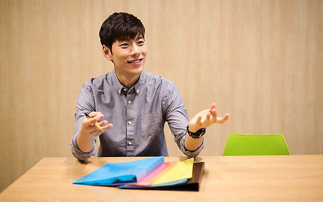 포토 JPG 남자 실내 한명 미소 20대 성인 한국인 파일 취업준비생 성인남자한명만 스터디룸 국내포토 1 표정 사람 동양인 청년 내부 학습 구직 남자한명만 성인남자만 파일형식