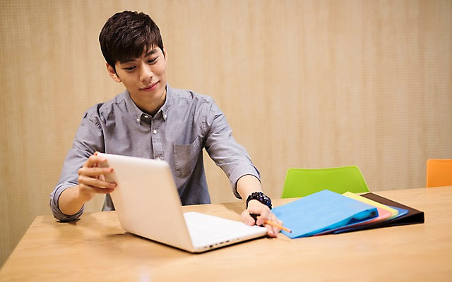 포토 JPG 남자 실내 한명 20대 성인 노트북 한국인 파일 취업준비생 성인남자한명만 스터디룸 국내포토 1 사람 동양인 청년 내부 전자제품 학습 구직 남자한명만 성인남자만 파일형식