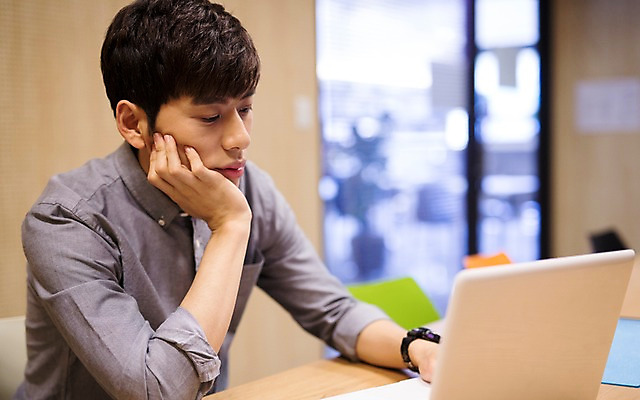 포토 JPG 남자 실내 한명 20대 성인 노트북 턱괴기 한국인 취업준비생 성인남자한명만 스터디룸 국내포토 1 모션 사람 동양인 청년 내부 전자제품 학습 구직 남자한명만 성인남자만 파일형식