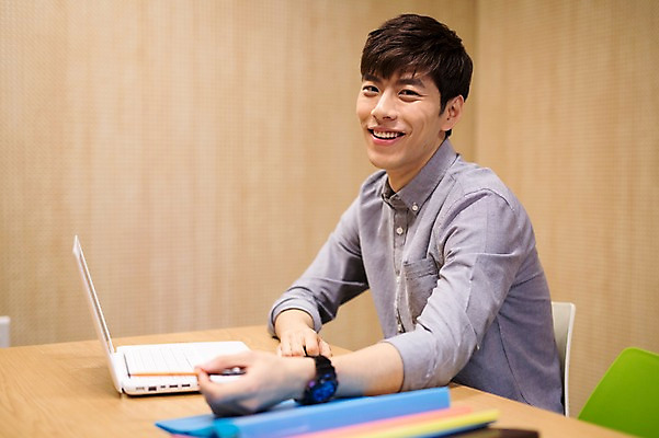 포토 JPG 남자 실내 한명 미소 20대 성인 노트북 한국인 파일 취업준비생 성인남자한명만 스터디룸 국내포토 1 표정 사람 동양인 청년 내부 전자제품 학습 구직 남자한명만 성인남자만 파일형식