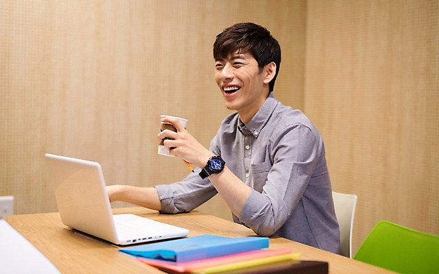 포토 JPG 남자 실내 한명 웃음 20대 성인 노트북 한국인 종이컵 파일 취업준비생 성인남자한명만 스터디룸 국내포토 1 표정 사람 동양인 청년 내부 컵 전자제품 학습 구직 일회용 남자한명만 성인남자만 파일형식