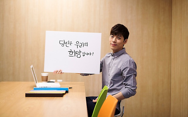 포토 JPG 배너 남자 응원 사각프레임 프레임 광고판 알림판 실내 한명 들기 20대 성인 노트북 한국인 파일 취업준비생 성인남자한명만 스터디룸 국내포토 1 모션 사람 동양인 청년 내부 전자제품 학습 사각형 구직 판 남자한명만 성인남자만 파일형식