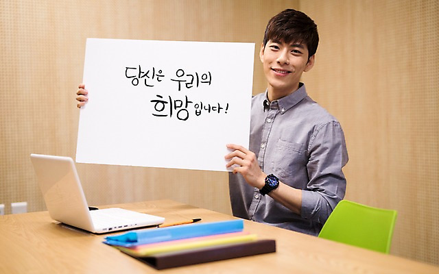 포토 JPG 배너 남자 응원 사각프레임 프레임 광고판 알림판 실내 한명 들기 20대 성인 노트북 한국인 파일 취업준비생 성인남자한명만 스터디룸 국내포토 1 모션 사람 동양인 청년 내부 전자제품 학습 사각형 구직 판 남자한명만 성인남자만 파일형식