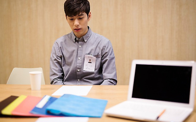 포토 JPG 남자 종이 실내 한명 20대 성인 노트북 한국인 종이컵 연습 면접 파일 취업준비생 성인남자한명만 스터디룸 국내포토 1 비즈니스 사람 동양인 청년 내부 컵 전자제품 학습 구직 일회용 남자한명만 성인남자만 파일형식