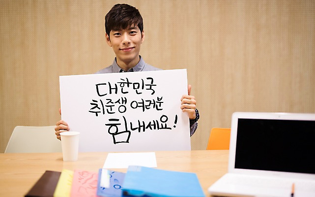 포토 JPG 배너 남자 응원 사각프레임 프레임 광고판 알림판 실내 한명 들기 20대 성인 노트북 한국인 파일 취업준비생 성인남자한명만 스터디룸 국내포토 1 모션 사람 동양인 청년 내부 전자제품 학습 사각형 구직 판 남자한명만 성인남자만 파일형식