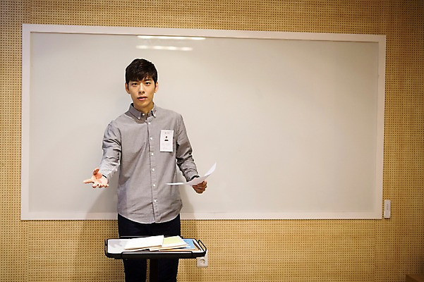 포토 JPG 남자 종이 실내 한명 20대 성인 한국인 발표 연습 화이트보드 취업준비생 성인남자한명만 스터디룸 국내포토 1 사람 동양인 청년 내부 학습 구직 남자한명만 성인남자만 파일형식