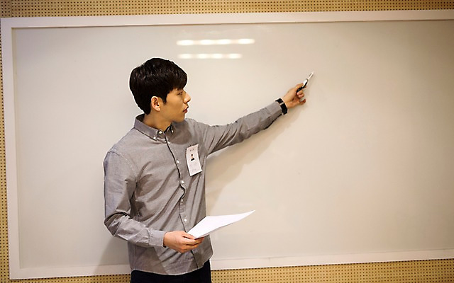 포토 JPG 남자 종이 실내 한명 20대 성인 한국인 발표 연습 화이트보드 취업준비생 성인남자한명만 스터디룸 국내포토 1 사람 동양인 청년 내부 학습 구직 남자한명만 성인남자만 파일형식