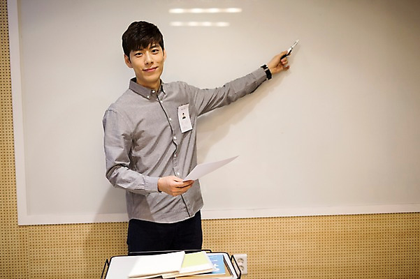 포토 JPG 남자 실내 한명 20대 성인 한국인 발표 연습 화이트보드 취업준비생 성인남자한명만 스터디룸 국내포토 1 사람 동양인 청년 내부 학습 구직 남자한명만 성인남자만 파일형식