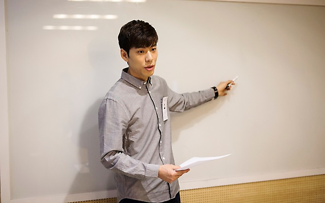 포토 JPG 남자 종이 실내 한명 20대 성인 한국인 발표 연습 화이트보드 취업준비생 성인남자한명만 스터디룸 국내포토 1 사람 동양인 청년 내부 학습 구직 남자한명만 성인남자만 파일형식