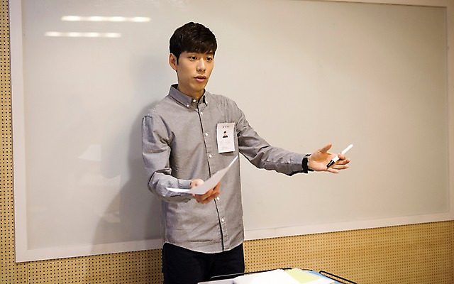 포토 JPG 남자 실내 한명 20대 성인 한국인 발표 연습 화이트보드 취업준비생 성인남자한명만 스터디룸 국내포토 1 사람 동양인 청년 내부 학습 구직 남자한명만 성인남자만 파일형식